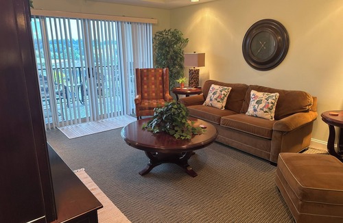 Bluff City Condo | Cozy 2-bedroom condo in beautiful Bristol with AC and gym access