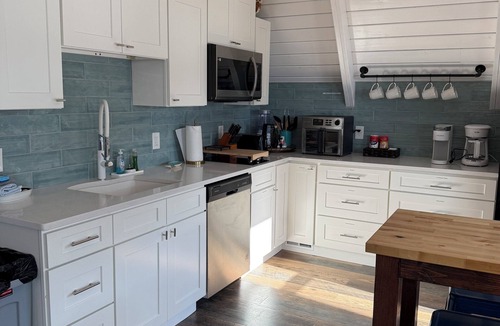 Ashley Oaks Cabin | Cozy 2-bedroom Family Friendly Lakefront Chalet