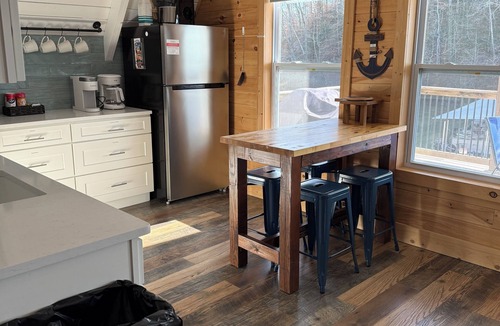 Ashley Oaks Cabin | Cozy 2-bedroom Family Friendly Lakefront Chalet
