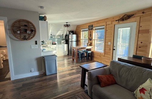 Ashley Oaks Cabin | Cozy 2-bedroom Family Friendly Lakefront Chalet