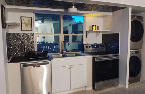 Harrison House | Cozy 2-bedroom Guesthome in Harrison with AC, bathtub and firepit