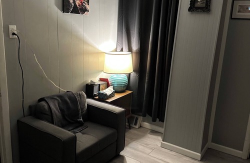 West Frankfort House | Cozy 2 Bedroom Home with Grandma’s Touch