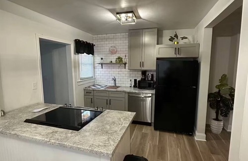 Jacksonville House | Cozy 2-bedroom house in charming Jacksonville with AC