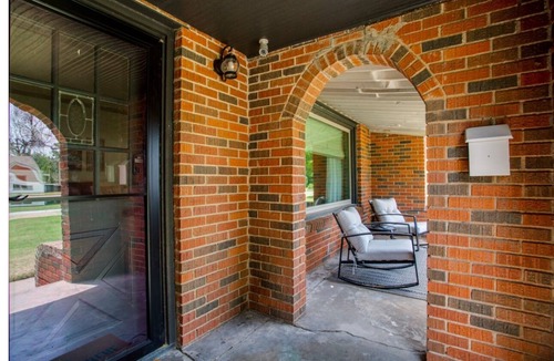 Enid House | Cozy 2-bedroom house in the heart of Enid with all the amenities.