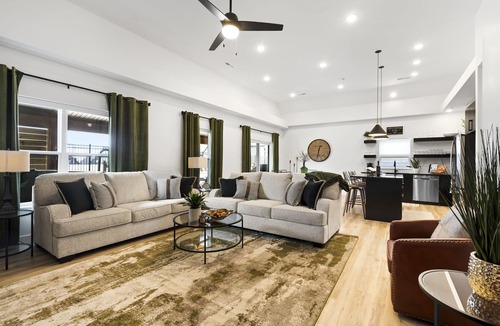 Hollister House | Cozy 2 Br Chalet at Rocky Shores- Private Hot Tub-Free Attraction Tickets-Cmty Amenities!