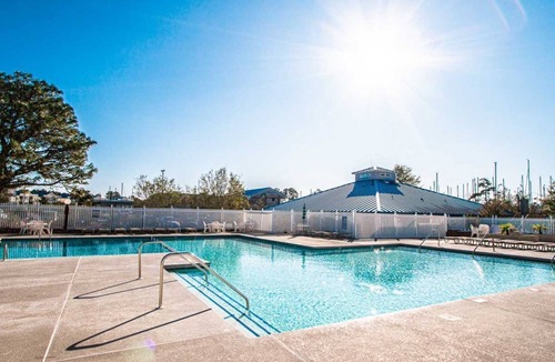 New Bern Apartment | Cozy 2BR on Neuse River w/Kitchen + Resort Perks