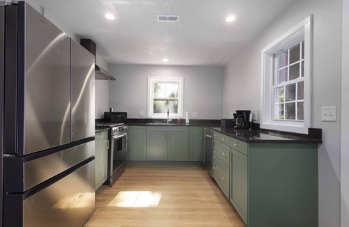 Waldron House | Cozy 3 Bedroom Home in Kansas City Sleeps 6