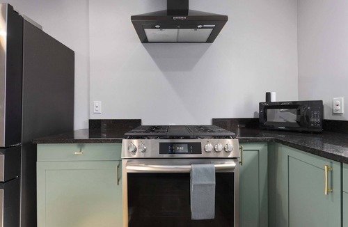 Waldron House | Cozy 3 Bedroom Home in Kansas City Sleeps 6