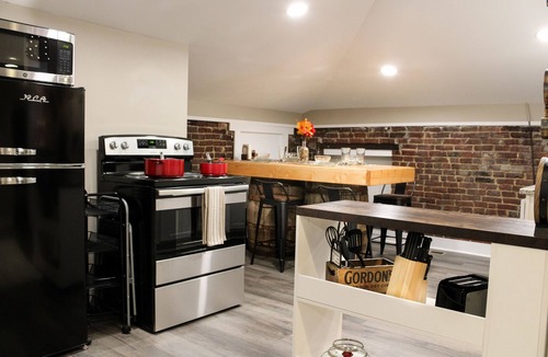 Butchertown Apartment | Cozy Bourbon Speakeasy Themed Loft - Minutes from Downtown!