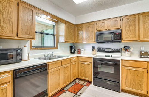 Branson West House | Cozy Branson Townhome 1 Mi to Silver Dollar City!