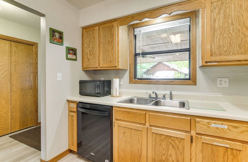 Branson West House | Cozy Branson Townhome 1 Mi to Silver Dollar City!