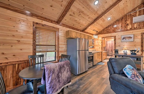 Broken Bow Cottage | Cozy Broken Bow Cabin, Walk to the Lukfata Creek!