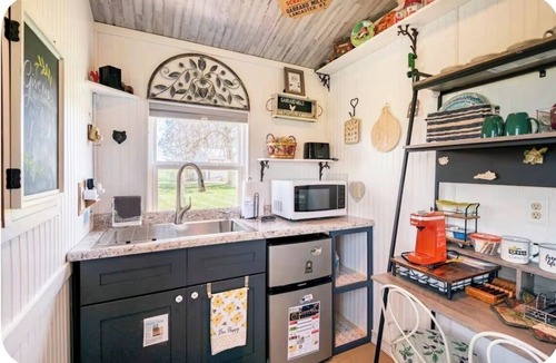 Cave City House | Cozy bungalow sleeps 4 in charming Cave City -15 min- Mammoth Cave National Park