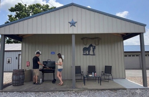 Cave City House | Cozy bungalow sleeps 4 in charming Cave City -15 min- Mammoth Cave National Park