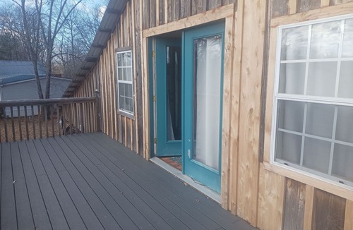 Pangburn Cabin | Cozy cabin in Pangburn AR overlooking on Little Red River 2 Queen 2 single