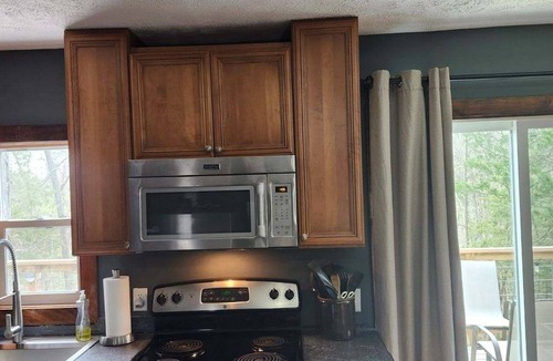Goreville Cabin | Cozy Cabin in the Woods,Pet-Friendly! Treehouse feel on the large deck! Hot tub!