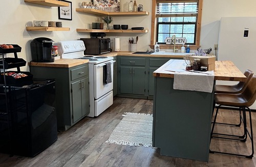 Center Ridge Cabin | Cozy cabin located on private drive on 40 acre Ranch!