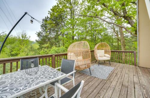 Rockaway Beach Apartment | Cozy Cabin w/Fire Pit: Walk to Lake Taneycomo!