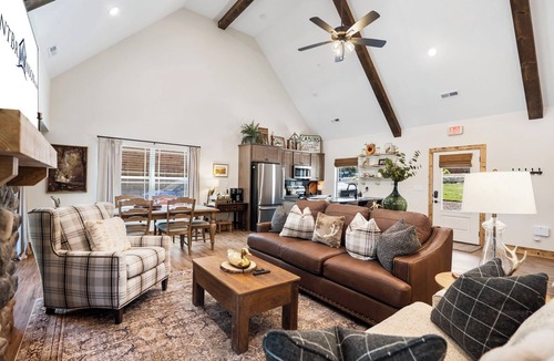 Branson House | Cozy Cabin w Private Hot Tub-Free Attraction Tickets-Cmty Indoor/Outdoor Pool-Near Table Rock