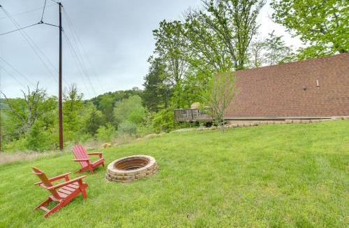 Rockaway Beach Apartment | Cozy Cabin with Fire Pit Walk to Lake Taneycomo!