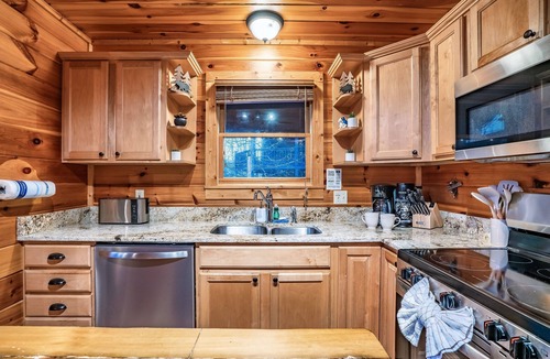 Wears Valley Cabin | ★Cozy Cabin with Hot Tub, Game Room, and Fire pit!★ Wears Valley!