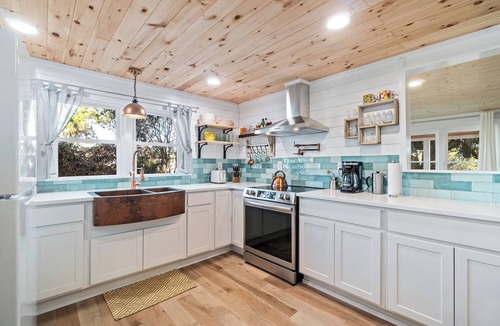 Morehead City Cottage | Cozy Coastal Retreat: Charming 2-Bedroom Cottage in Morehead City!
