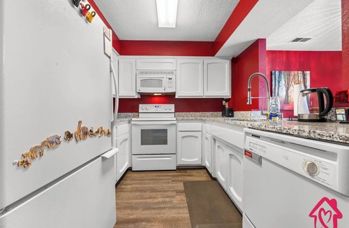 Loma Del Rey Condo | Cozy Comfort at Loma Del Rey - An Irvie Home
