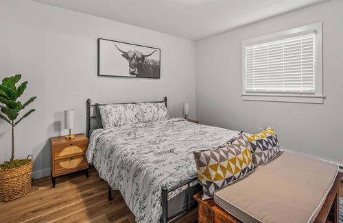Beechmont Condo | Cozy Condo Near Downtown!