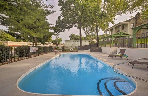 Downtown Branson Cottage | Cozy Cottage in Downtown Branson with a Pool