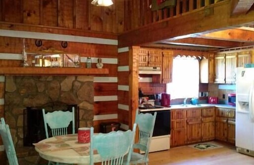 Kodak Cabin | Cozy Country Cabin - Hot Tub + Outdoor Charm
