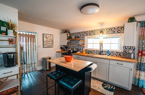 Downtown Branson House | Cozy Dwntwn Branson Boho Bungalow. Deck-Firepit Area. B-Landing & Hspital 3-min.