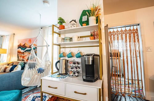 Downtown Branson House | Cozy Dwntwn Branson Boho Bungalow. Deck-Firepit Area. B-Landing & Hspital 3-min.
