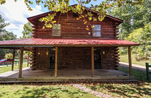 Lesterville Cabin | Cozy Family Cabin w/Bunk Beds & Pool Access