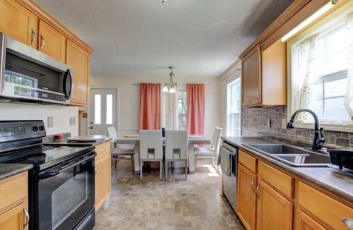 Clarksville House | Cozy Family Retreat Near Fort Campbell, Sleeps 8