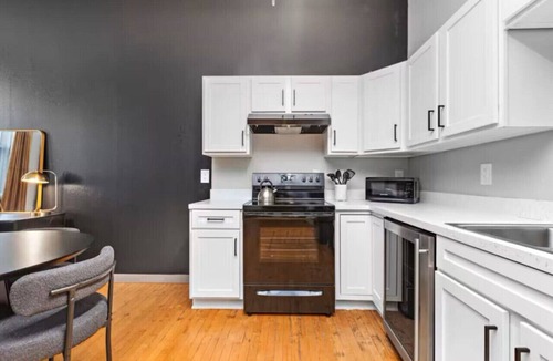 Mission Apartment | Cozy Kansas City Stay | Hot tub + Pool | King Bed