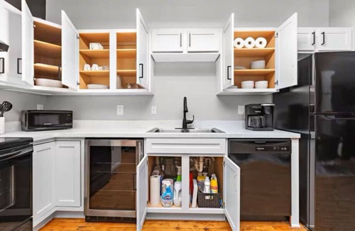Mission Apartment | Cozy Kansas City Stay | Hot tub + Pool | King Bed