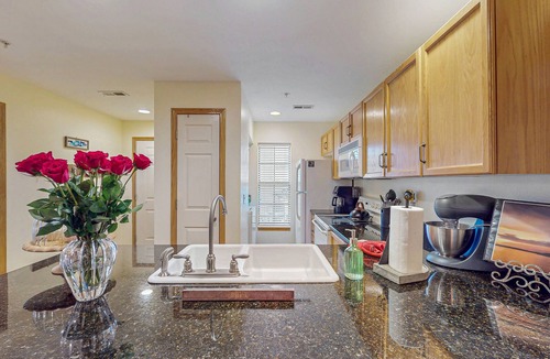 Hollister Condo | Cozy lakefront condo w/two primary suites, sunroom & shared pool