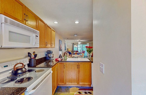 Hollister Condo | Cozy lakefront condo w/two primary suites, sunroom & shared pool