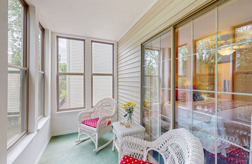Hollister Condo | Cozy lakefront condo w/two primary suites, sunroom & shared pool