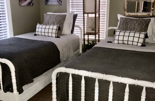 Sneads Ferry Cottage | Cozy little house! Located next to Camp Lejeune and a short drive to the beach!