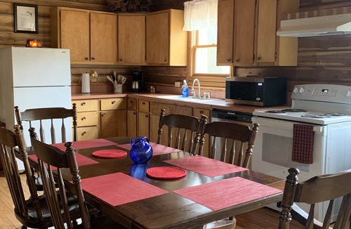 English Cabin | Cozy log cabin with modern amenities and a park view!