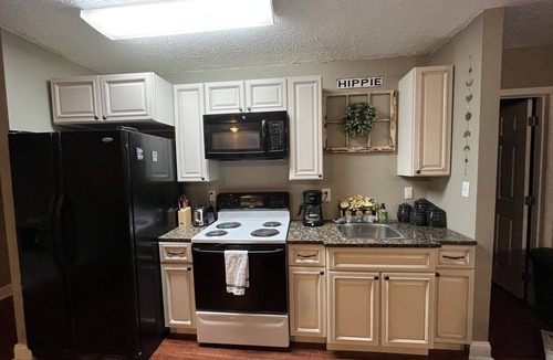 Lexington House | Cozy, modern home. Pet friendly!