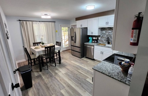 Clarksville House | Cozy Modern Home Retreat-fenced yard-pets welcome!
