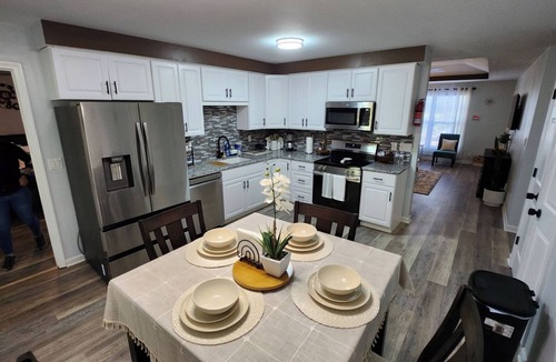 Clarksville House | Cozy Modern Home Retreat-fenced yard-pets welcome!