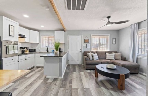 Biggs Field Apartment | Cozy Modern Retreat 2BR/1BA Near Fort Bliss