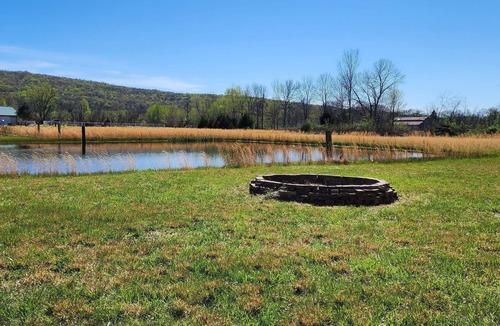Saint Andrews Cottage | Cozy Mountain Views Cottage with a Farm Stay