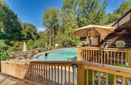 Hickory Cottage | Cozy, Pet-friendly Retreat in Hickory w/Fire Pit!