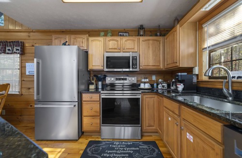 Sevierville Cabin | Cozy & Relaxing Cabin-Amazing View-Hot Tub-Resort Pool-1.5 Miles to Dollywood