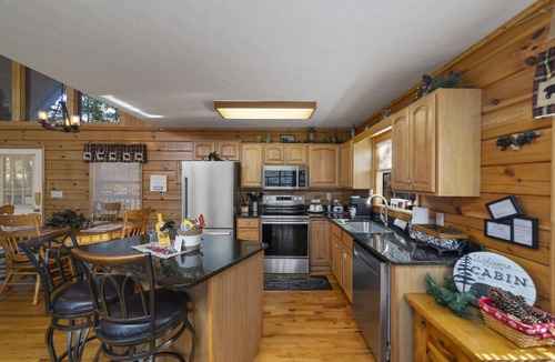 Sevierville Cabin | Cozy & Relaxing Cabin-Amazing View-Hot Tub-Resort Pool-1.5 Miles to Dollywood