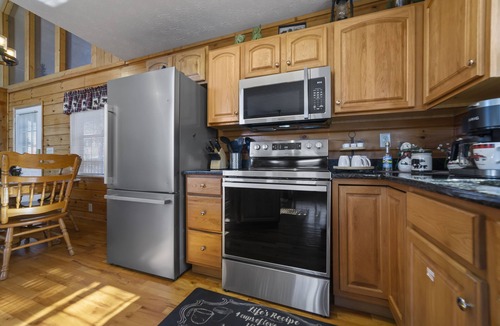 Sevierville Cabin | Cozy & Relaxing Cabin-Amazing View-Hot Tub-Resort Pool-1.5 Miles to Dollywood